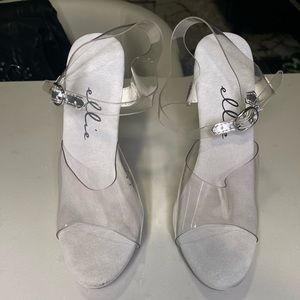 New Clear high heel shoes sizes 6 the brand is by Ellie there very comfortable